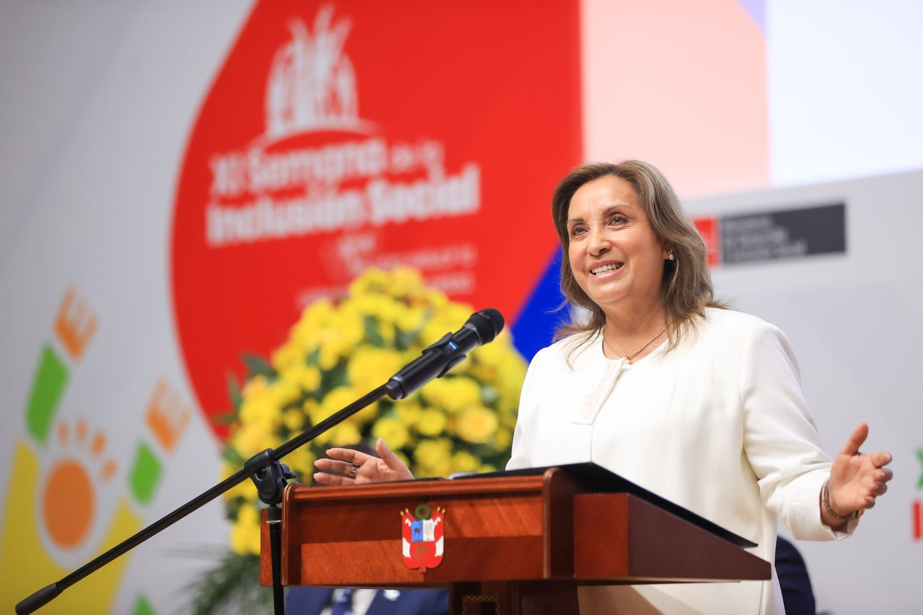 Выбор лидера - Беспроводной микрофон Relacart примите участие в выступлении президента Перу!