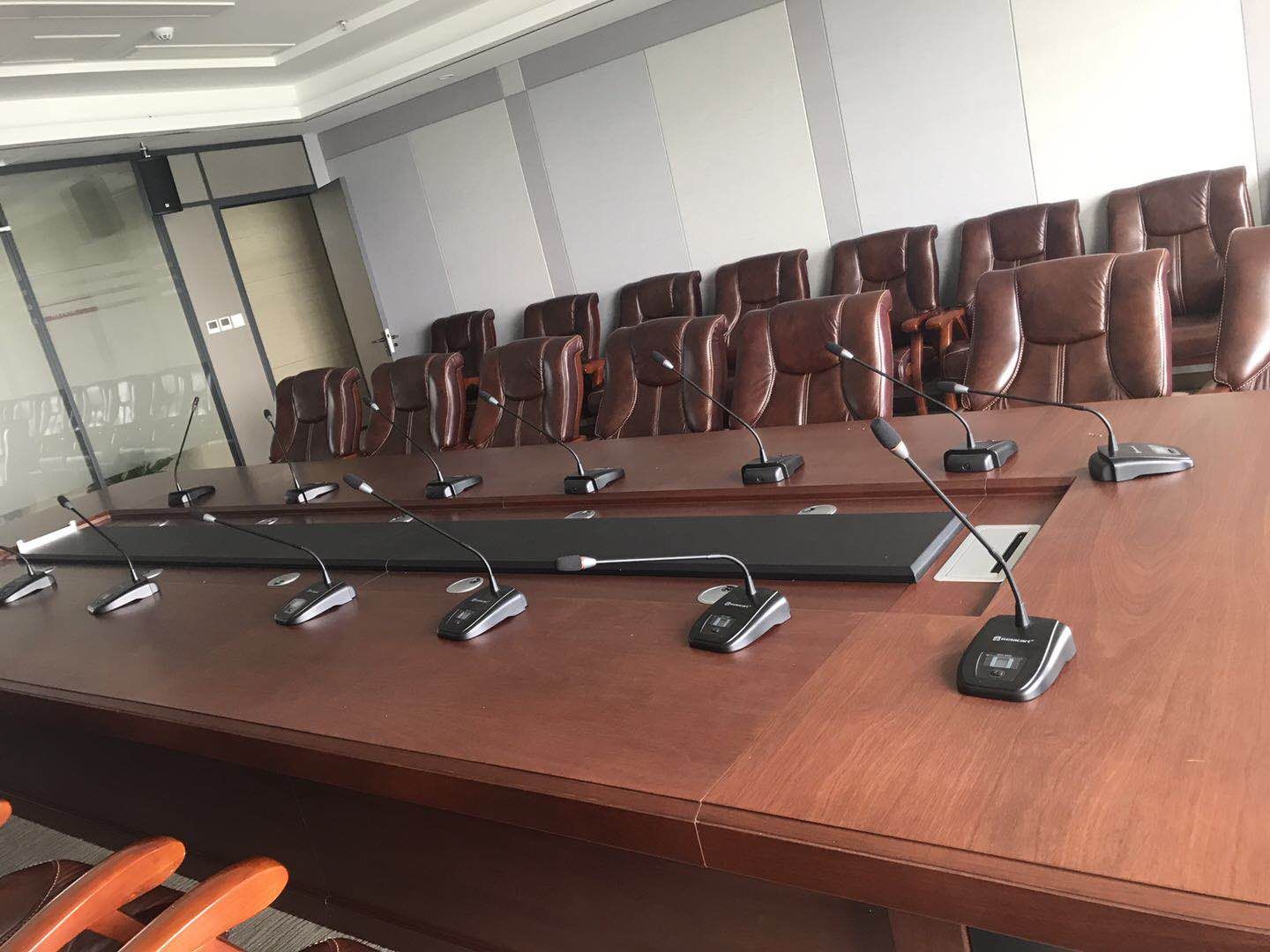 Цифровая беспроводная конференц-система Relacart WDC-900 24G используется в многофункциональном конференц-центре города