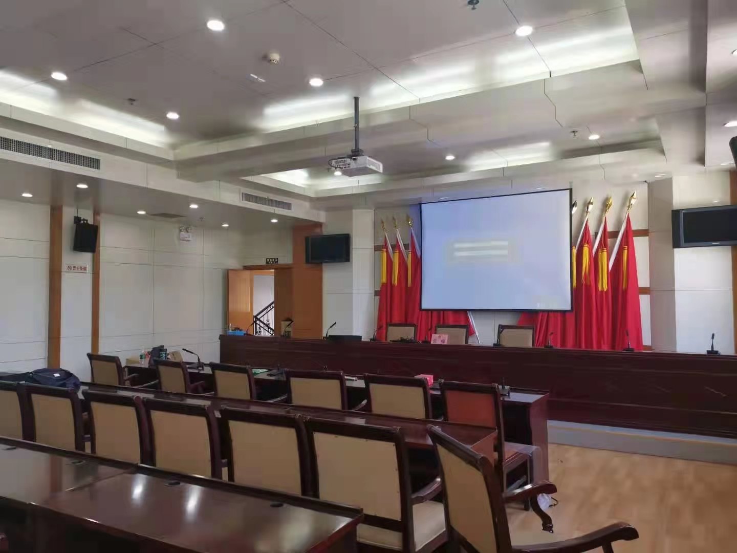 Цифровая беспроводная конференц-дискуссионная система WDC-903 Dante, установленная в многофункциональном конференц-зале муниципального учреждения