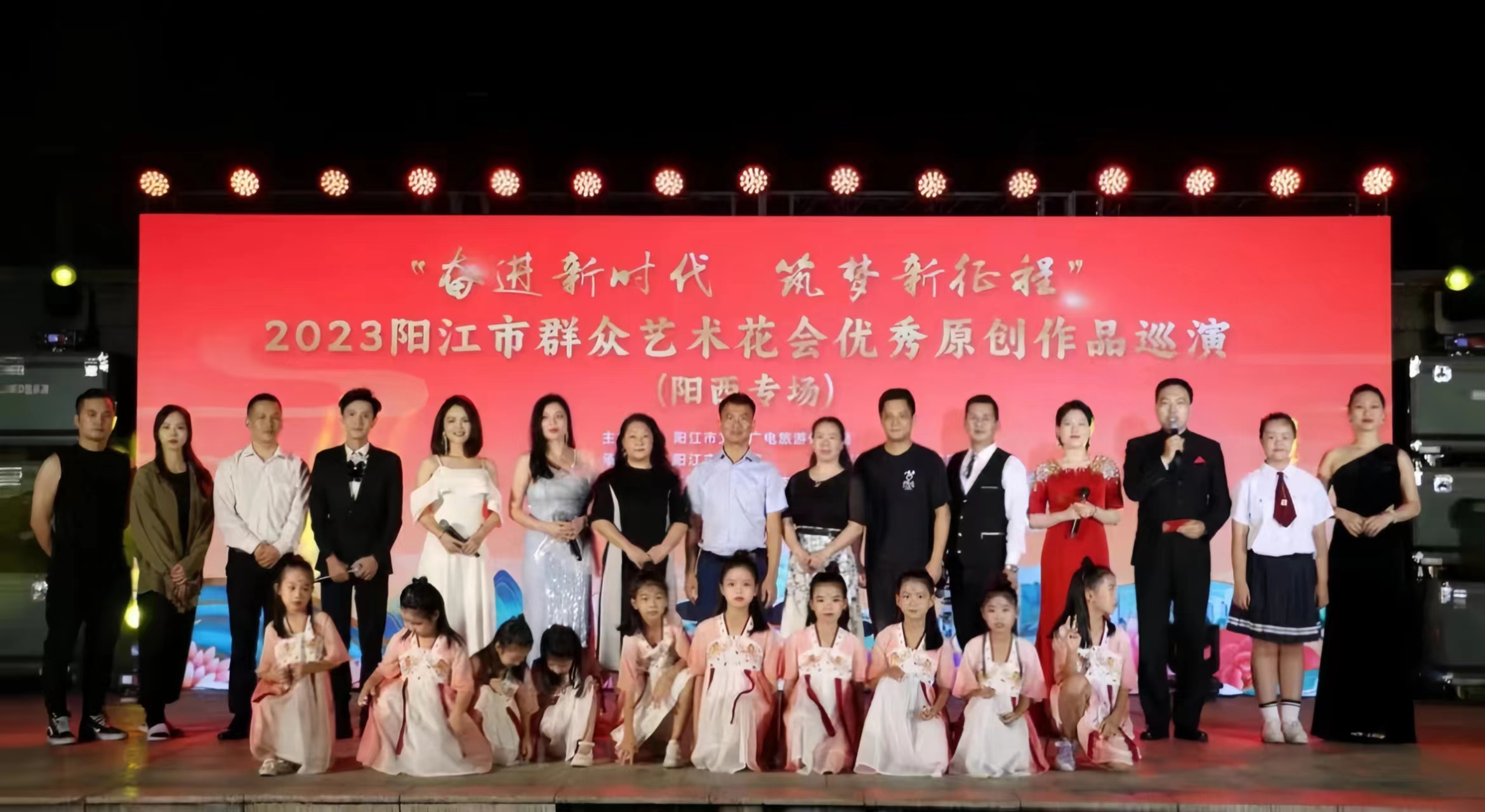 "Стремитесь вперед, в новую эру, и отправляйтесь в новое путешествие мечты"⠀ Relacart поддерживает экскурсию по выдающимся оригинальным произведениям искусства на ярмарке цветов в Янцзяне!